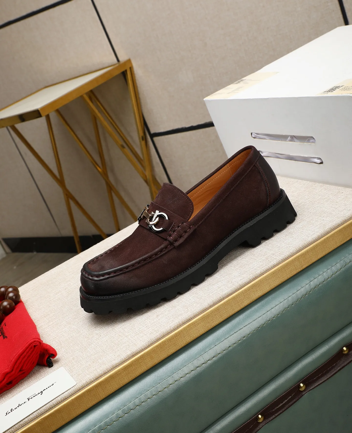 Men's shoes 💰520 📛📛Salvatore Ferragamo high-end (Salvatore Ferragamo) is the world's top luxury footwear brand. It comes from the fashion kingdom of Italy. It is famous all over the world for its traditional handmade design and novel styles... 🚶🏻🚶🏻New suit shoes are available simultaneously at the counter. This model is purely handmade. The fabric is imported Italian calfskin ➕Soft water-dyed cowhide lining Original authentic outsole🌀🌀Size: 38➖44.
